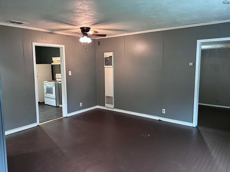 2405 Inglewood Dr — Photo 2