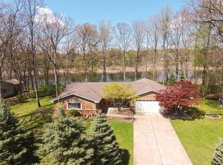 406 Fairwood Rd, Pinckney, MI