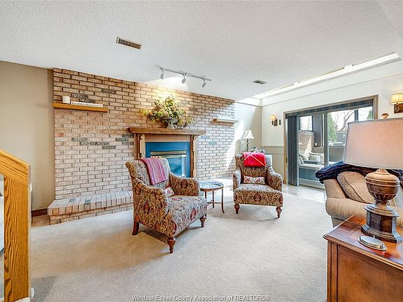 4th image of 468 Amberly Cres