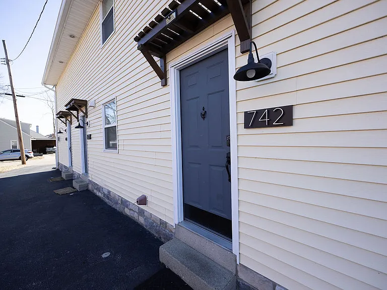 742 S Poplar St — Photo 19