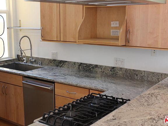 4th image of 1033 1/2 N Martel Ave