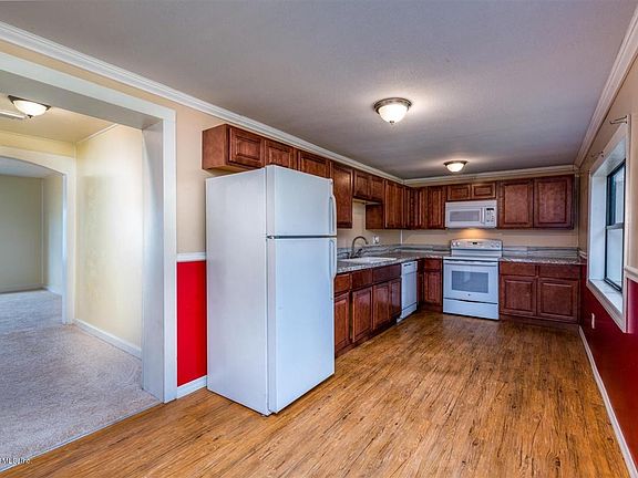 3rd image of 4067 Silver Lake Dr