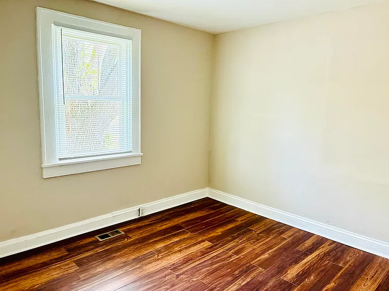 606 S Ellis St — Photo 12