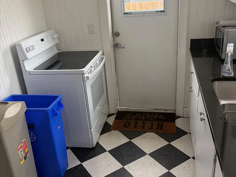 219 SW 17th St — Photo 5