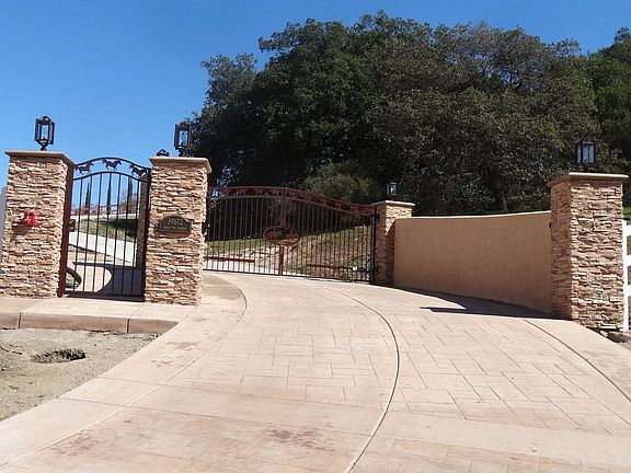 2nd image of 39672 Paseo De Flores