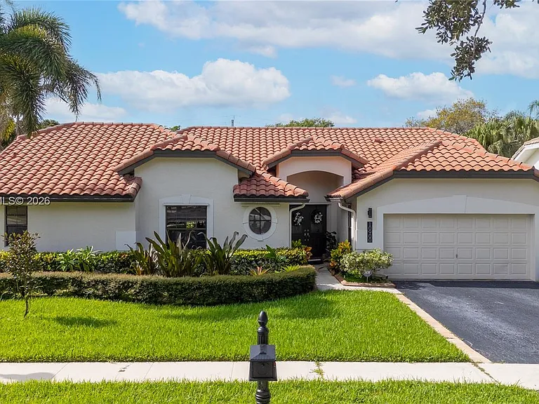 10900 NW 18th Ct — Photo 4