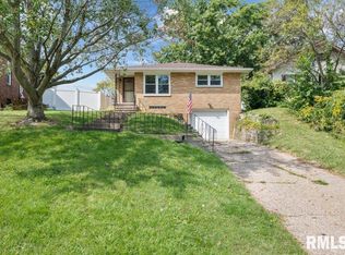 260 8th St, Silvis, IL 61282