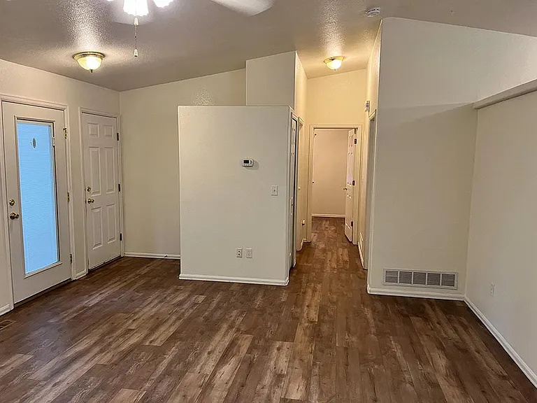 2555 Lyncrest Dr — Photo 4