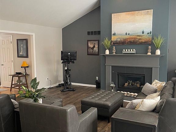 3rd image of 50207 Thetford Ct W Court W
