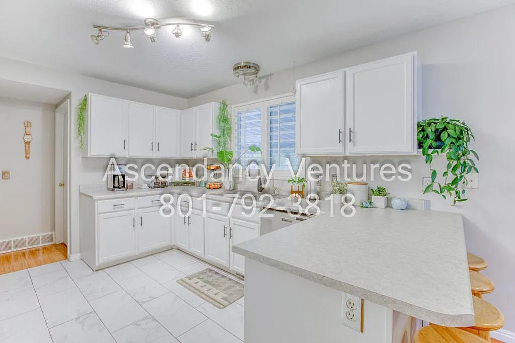 171 Calais Ln Suite A — Photo 2