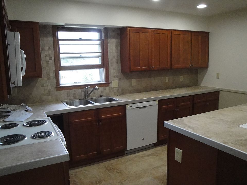 2nd image of 504 Avon Dr