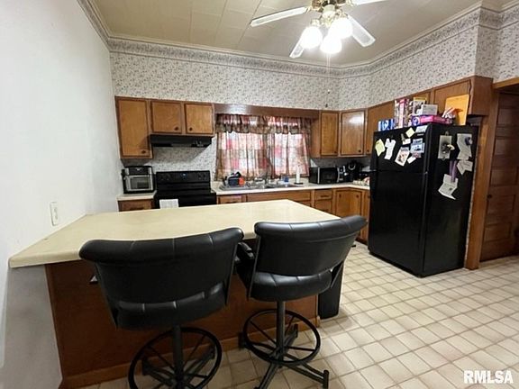 3rd image of 207 W 1st Ave