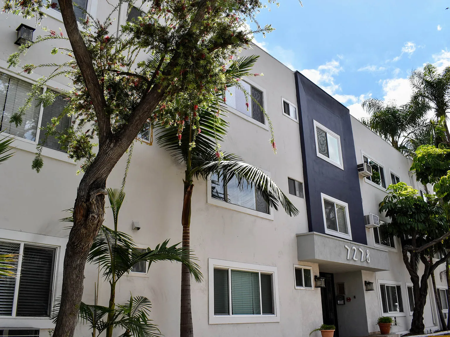 7278 Hollywood Boulevard Apartments — Photo 2