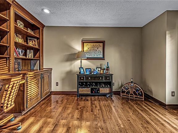 4th image of 8 Bel Air Ct