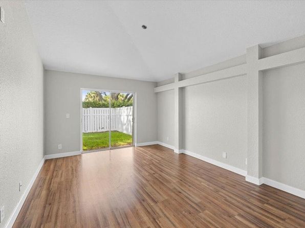 10 Valencia Dr