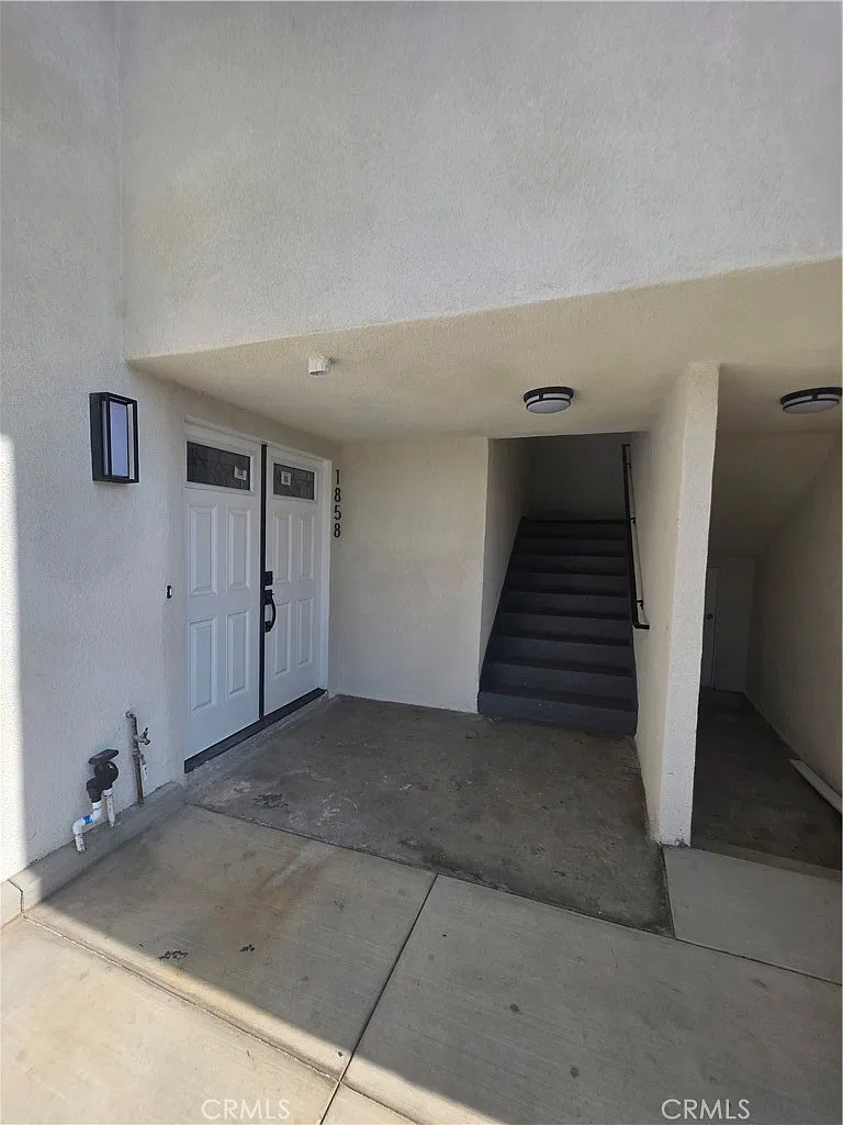 3 bed, 1100 sqft, $3,850 — Photo 3