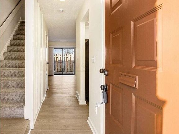 3rd image of 28 King Arthur Blvd