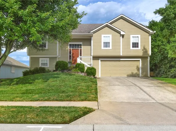 3217 SW Tiara Ln, Lees Summit, MO 64082