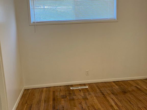 4th image of 1054 N Oakley St