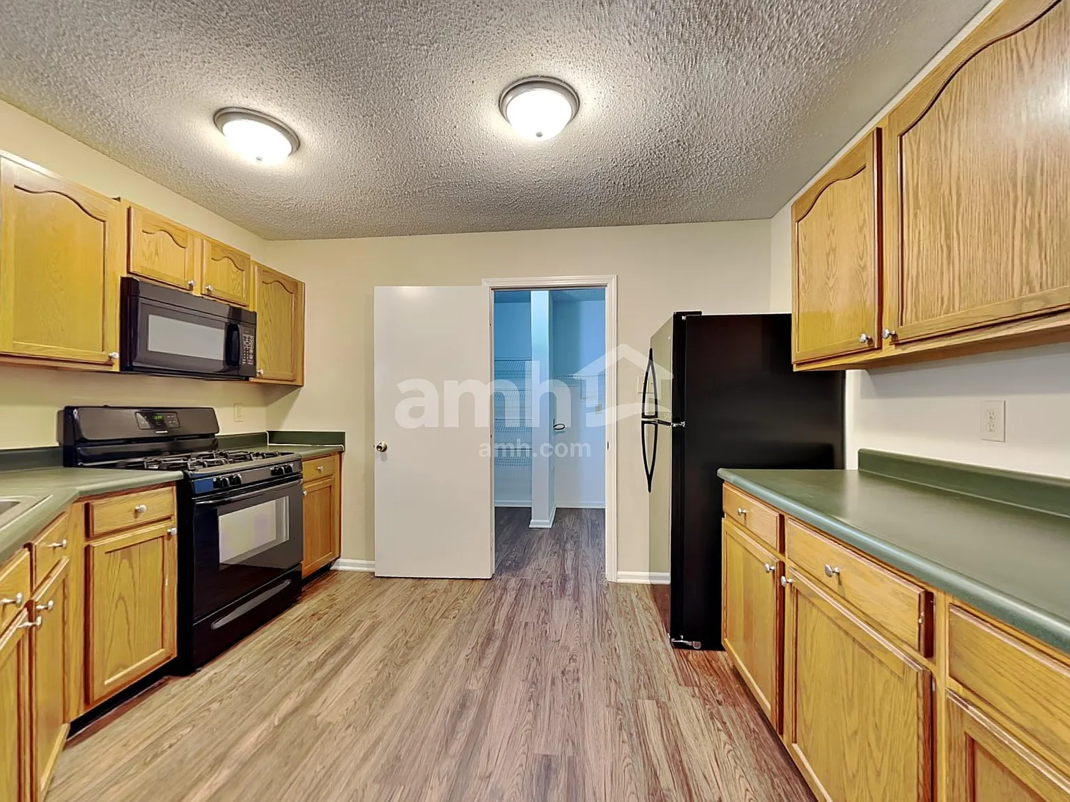 3 bed, 2.5 bath, 2359 sqft, $2,160 — Photo 3