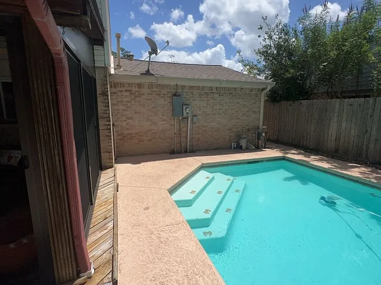 18507 Sweetmeadow Dr — Photo 2