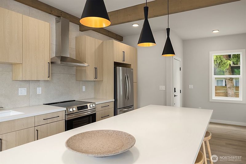 4th image of 2302 E Pike Street