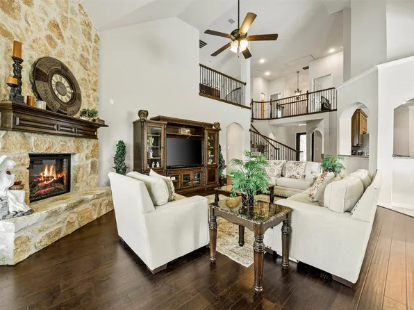 1515 Spring Hill Dr, Cedar Hill, TX 75104