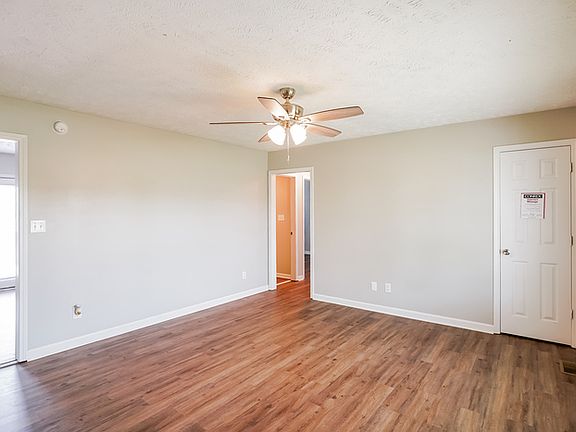 3rd image of 1047 E Monica Dr