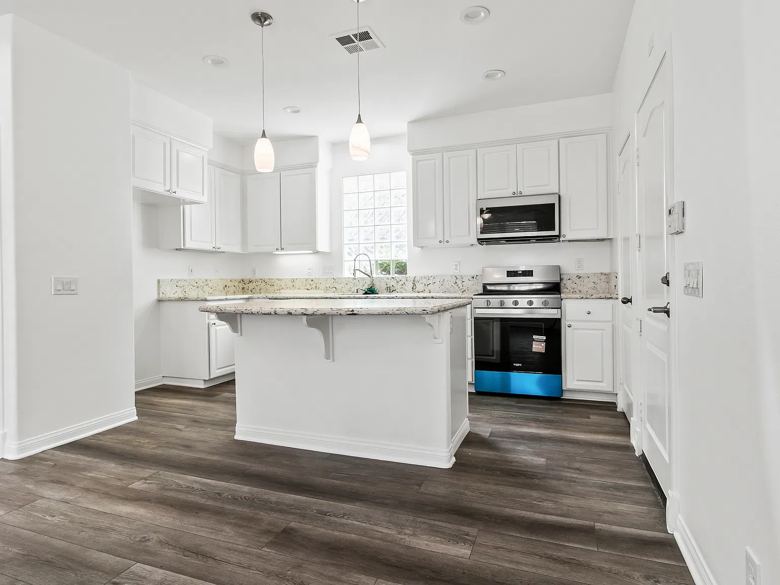 4 bed, 2.5 bath, 2020 sqft, $5,450 — Photo 3