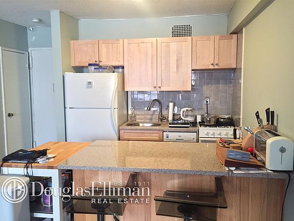 3rd image of 170 W 23rd St APT 3X