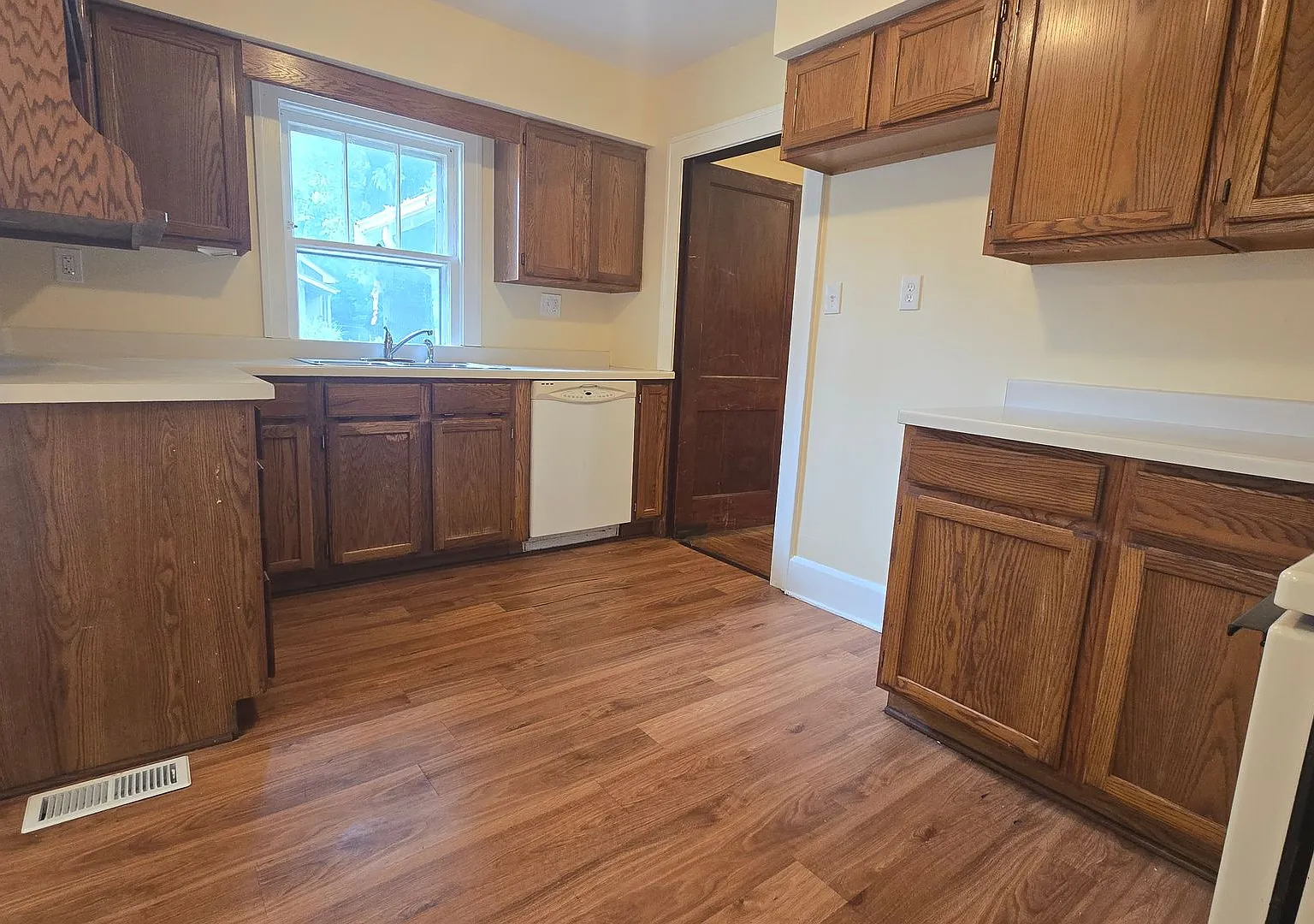 2 Bedroom House with Hardwood Floors — Photo 1