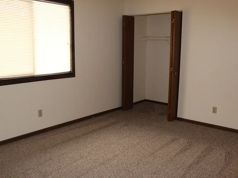 Windsor Crest Apartments — Photo 84