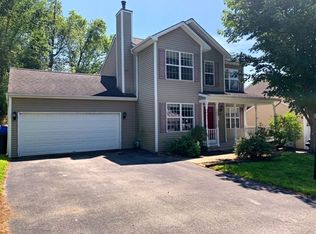 8 Cobblestone Ln, Troy, NY 12180