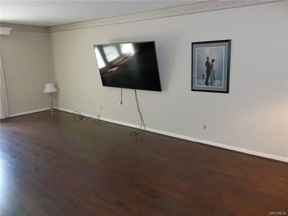 4th image of 111 Old Meadow Dr