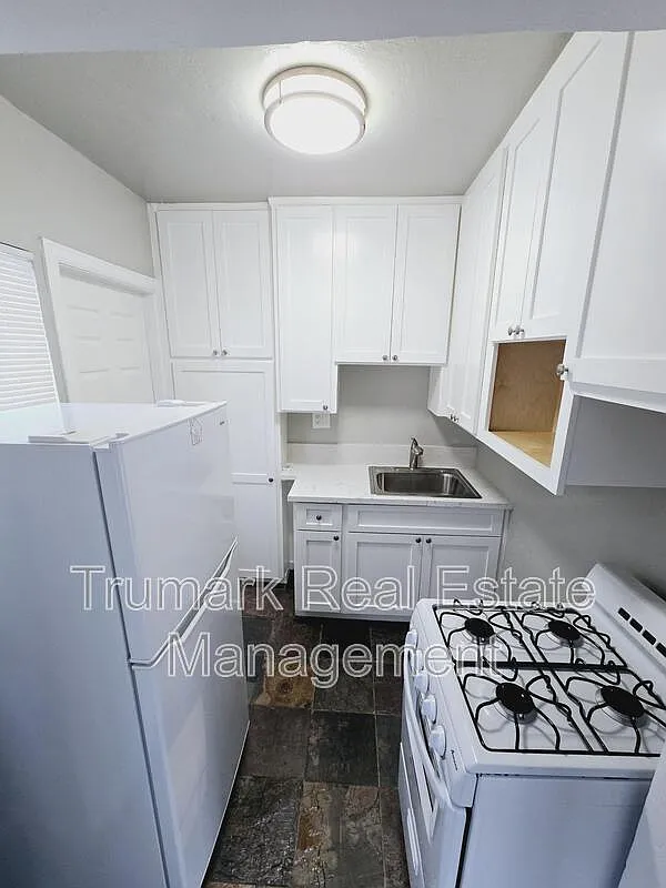 Building Photo - 429 W Garfield Ave #C