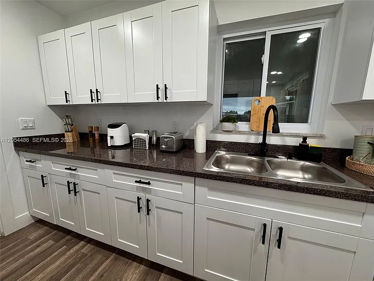 22258 Beverly Ave — Photo 4