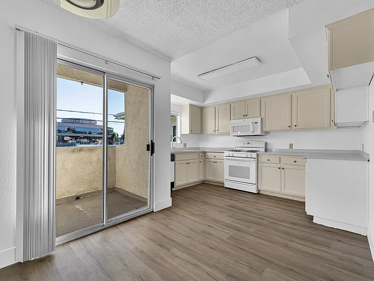 4320 Mammoth Ave #209 — Photo 14