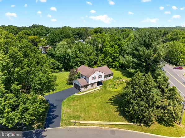 2 Merry Dell Dr, Churchville, PA 18966