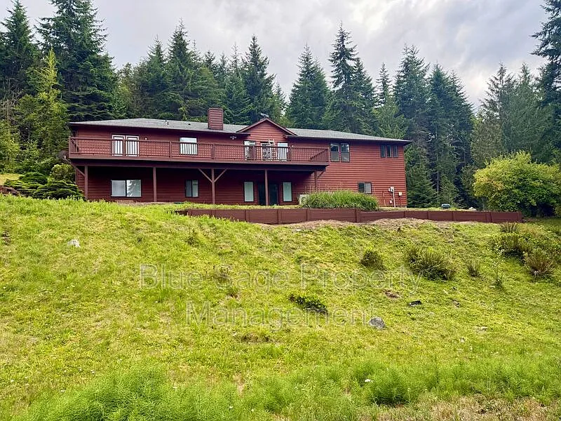 4 bed, 3.0 bath, 3700 sqft, $3,250 — Photo 3