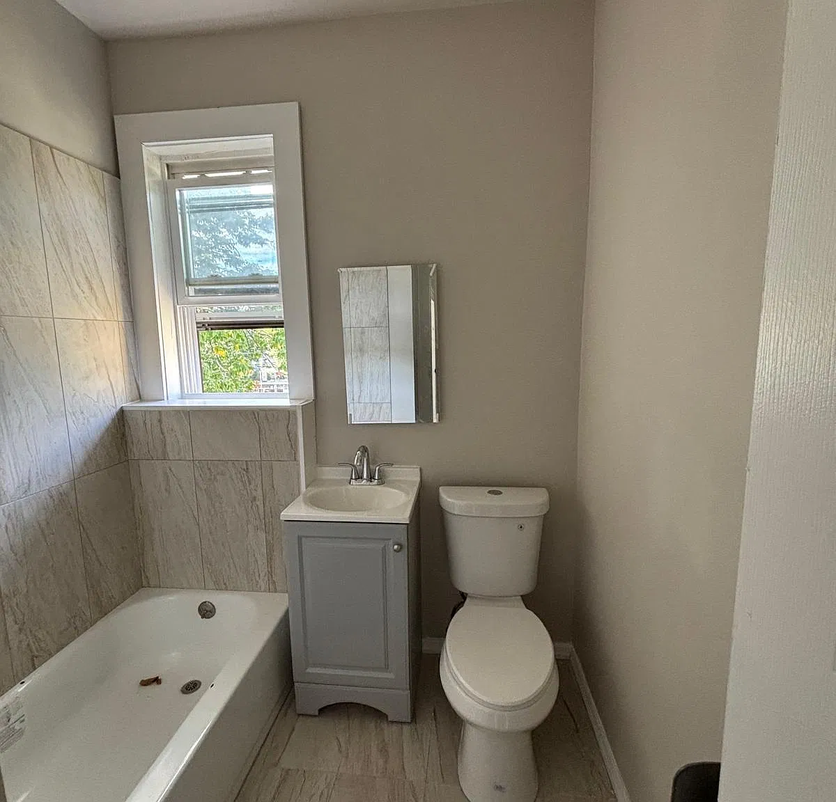 3 bed, 850 sqft, $2,100 — Photo 3