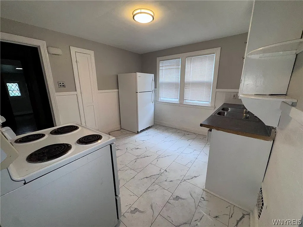 4 bed, 2.0 bath, 2043 sqft, $1,350 — Photo 3