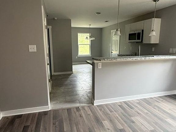 4th image of 382 Carbon Rd