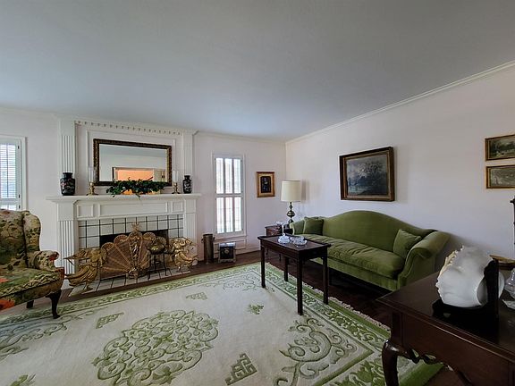 5th image of 2424 Country Club Ln