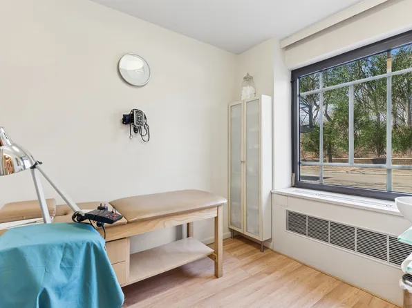 875 5th Avenue image 4 of 9