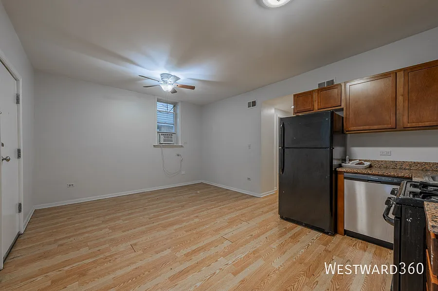 Spacious & Rare 3br/2ba in Logan Square — Photo 4