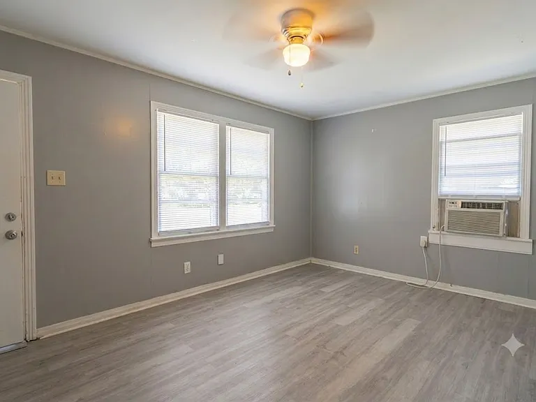 1148 Dudley Ln — Photo 3