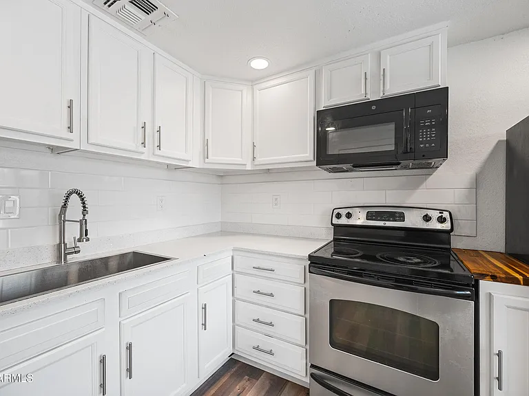 22 E Riverside St — Photo 8