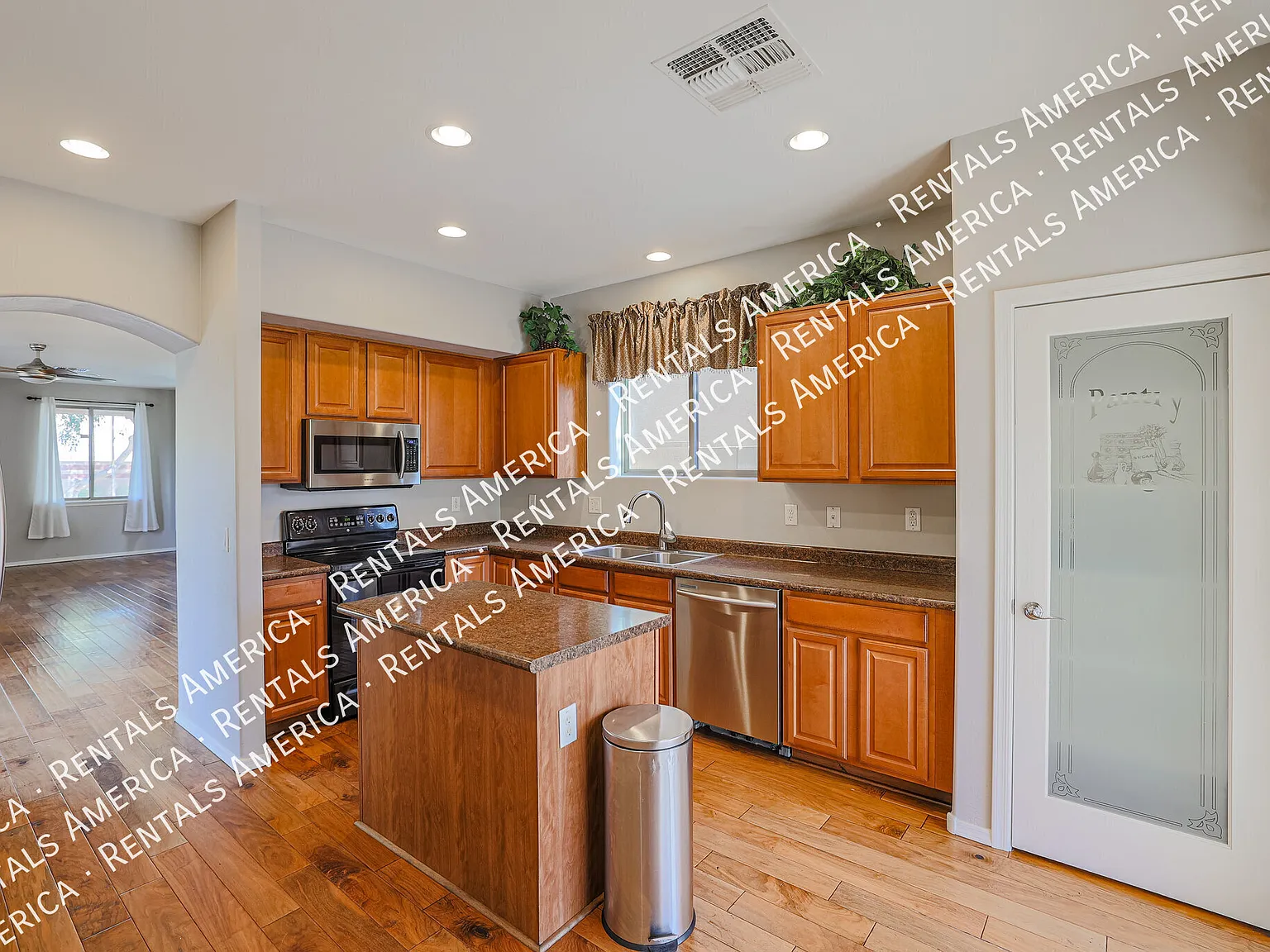 Beautiful 3 Bedroom with Loft and a Play Pool in great location! — Photo 4