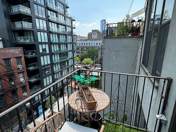 4th image of 124 Allen St APT 5B