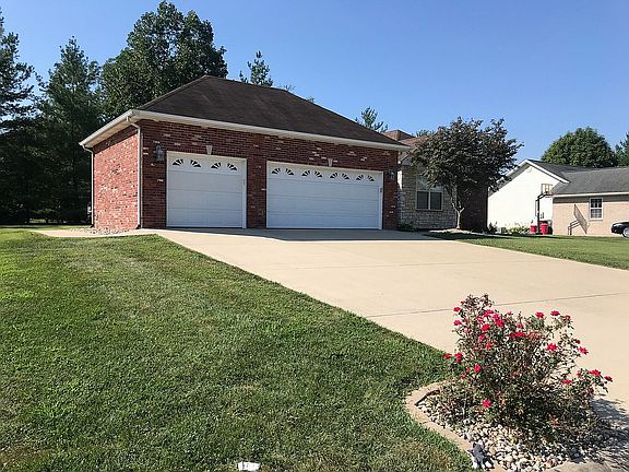 3rd image of 102 Woods Manor Dr